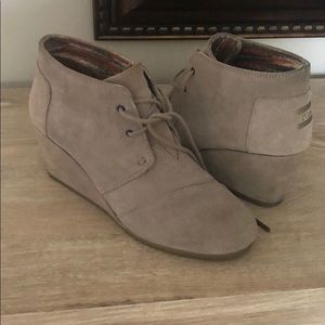 Tom’s wedge booties